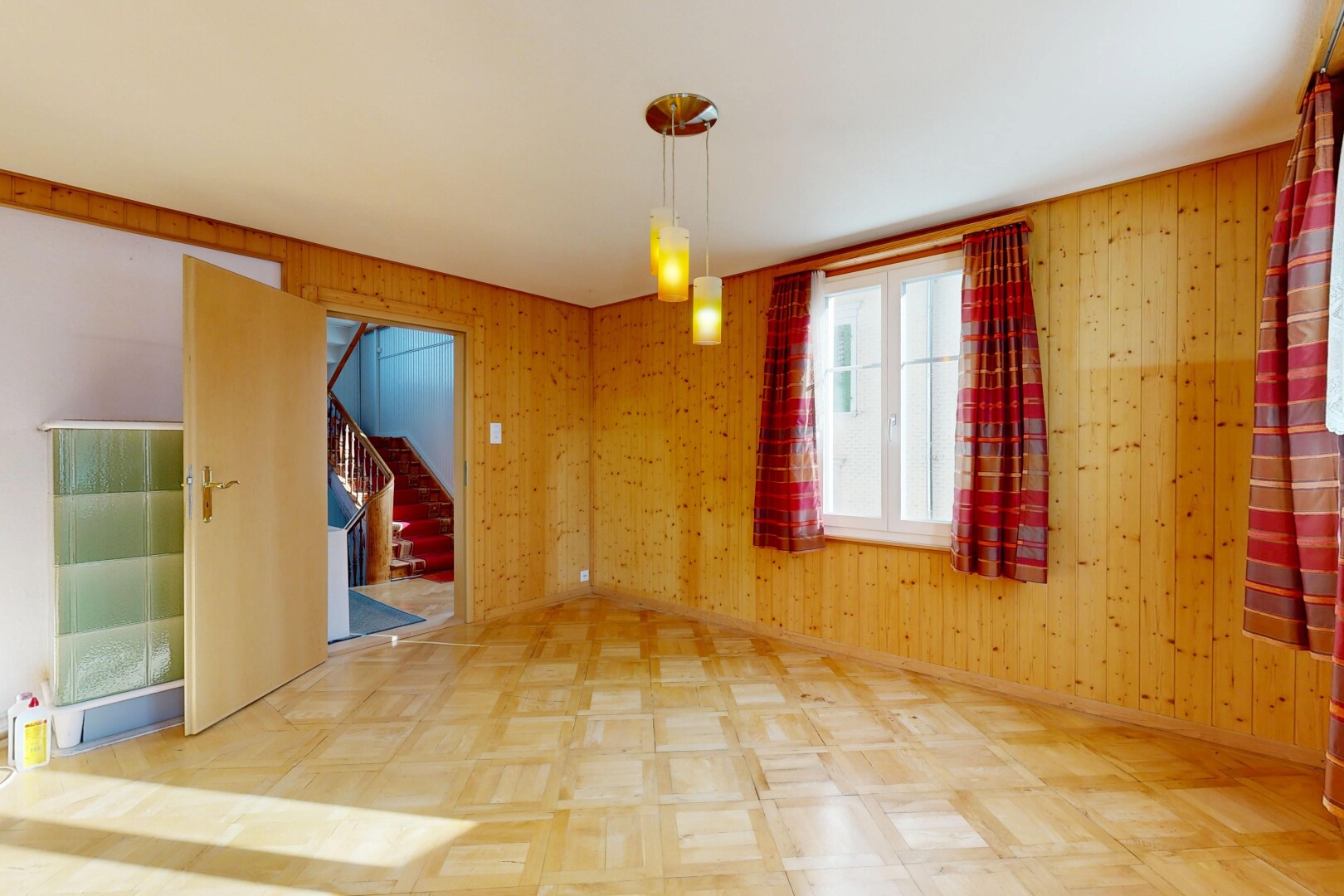 leerer raum mit treppen, natürliches licht, natural light, inside property, und holzwand