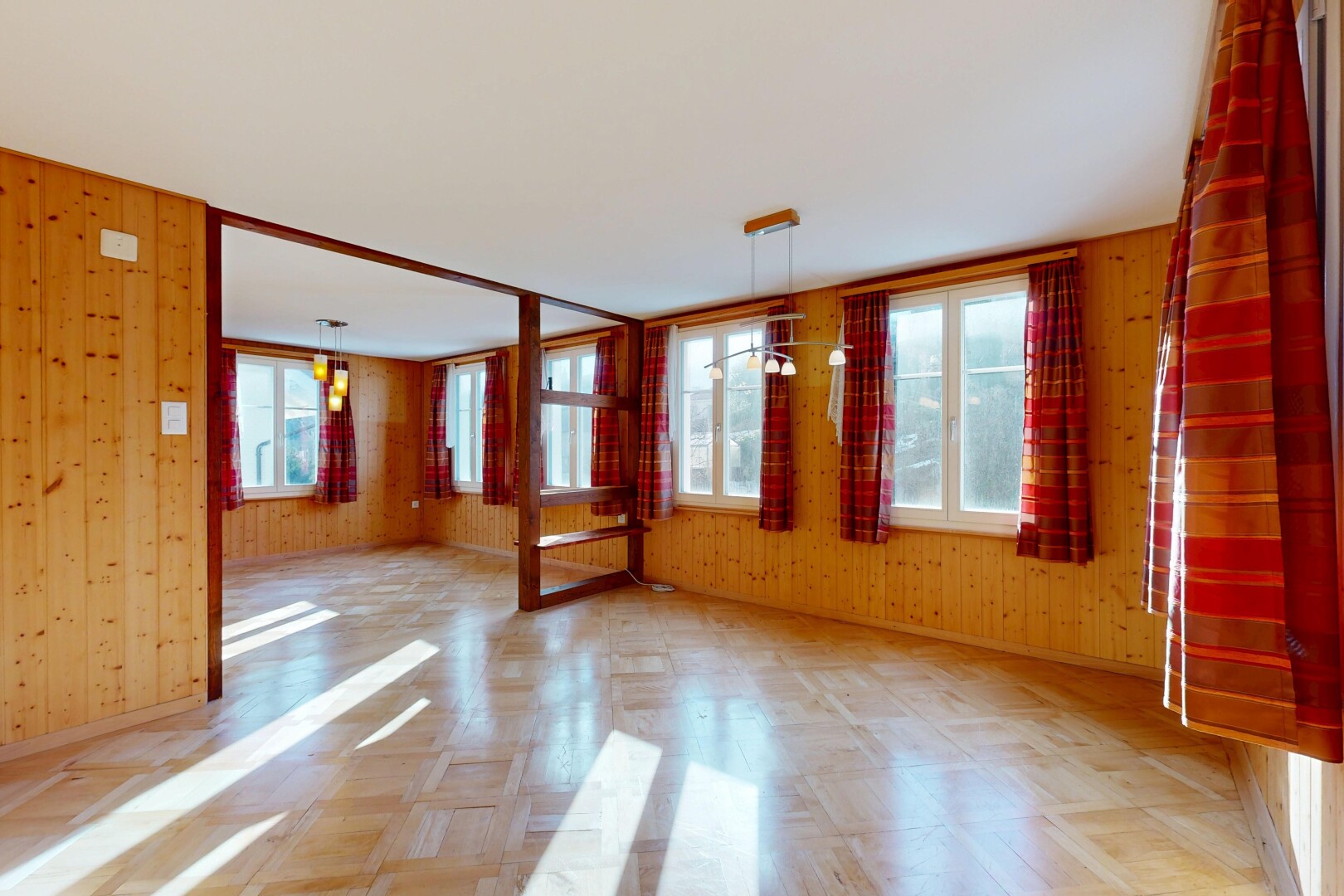 leerer raum mit inside property, holzwand, wood wall, natürliches licht, und natural light