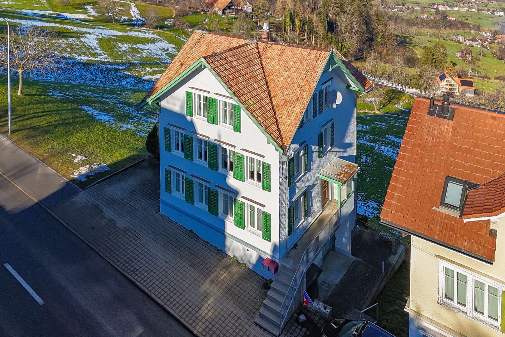 außenansicht mit property visible und stuckverkleidung