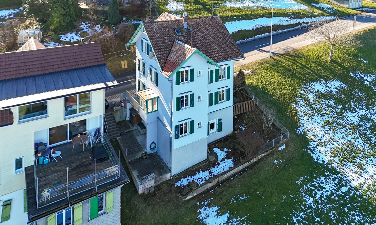 außenansicht mit drone view, terrasse, metalldach, stuckverkleidung, und seesicht
