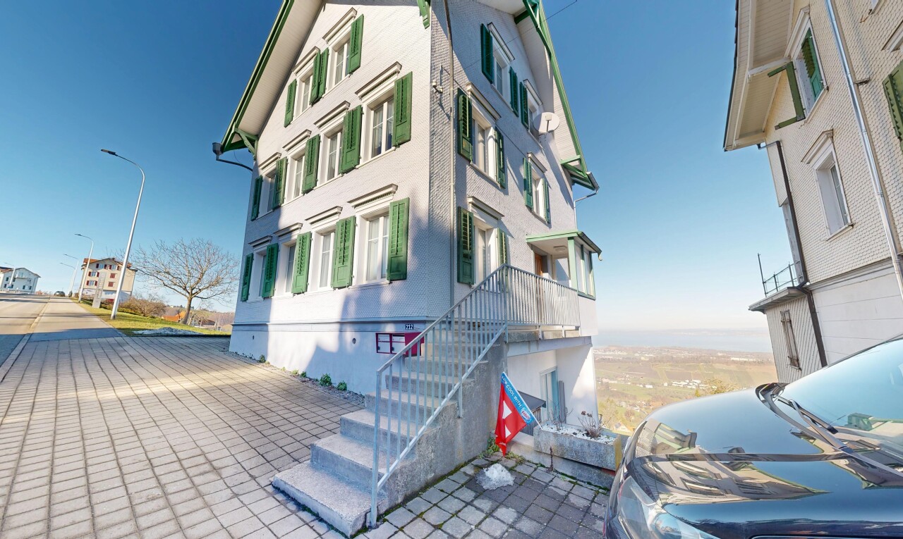 außenansicht mit treppen und day time