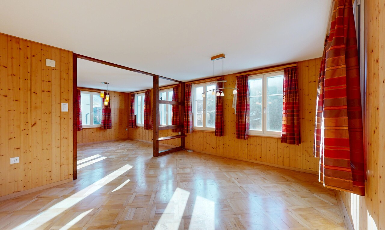 leerer raum mit inside property, holzwand, wood wall, natürliches licht, und natural light