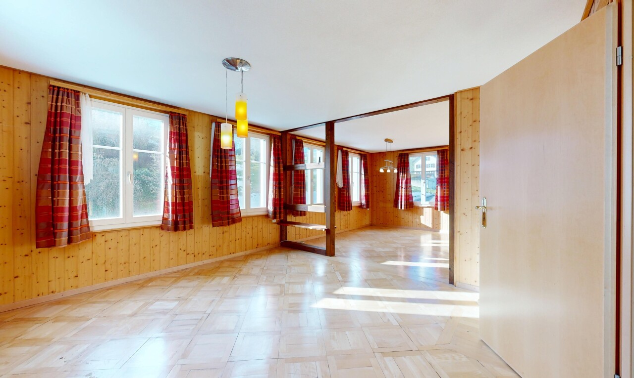 leerer raum mit vinylboden, vinyl floor, inside property, vinyl tile, und holzwand