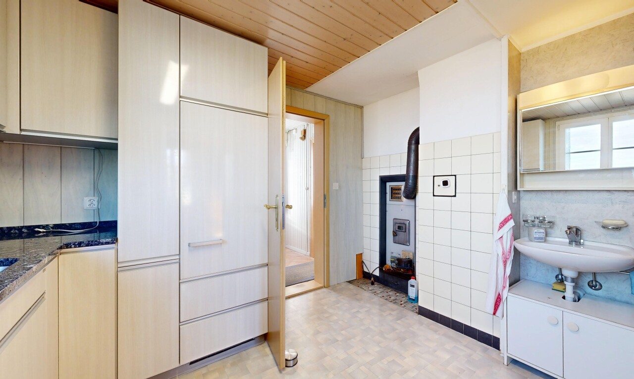 küche mit tile wall, fliesenwand, inside property, light floor, und wood ceiling