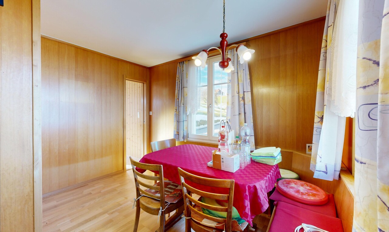esszimmer mit wood finish floor, holzfußboden, inside property, wood wall, und holzwand
