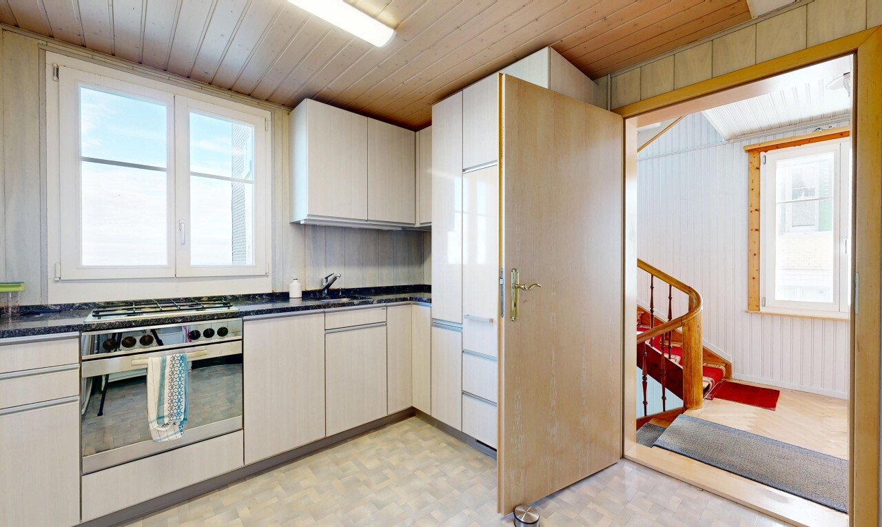 küche mit natural light, natürliches licht, ofen, dark countertops, und vinyl floor