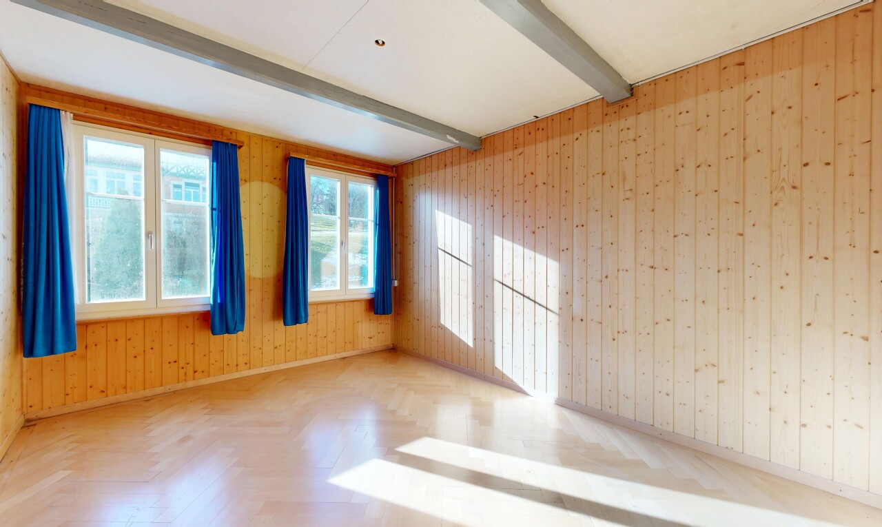 leerer raum mit holzfußboden, wood finish floor, parquet floor, inside property, und natürliches licht