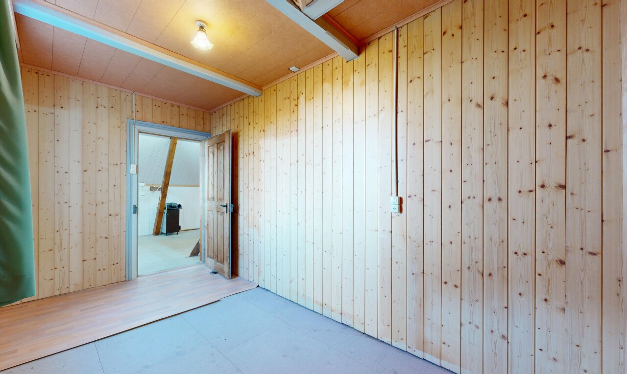 zimmer / schlafzimmer mit beamed ceiling, balkendecke, und inside property