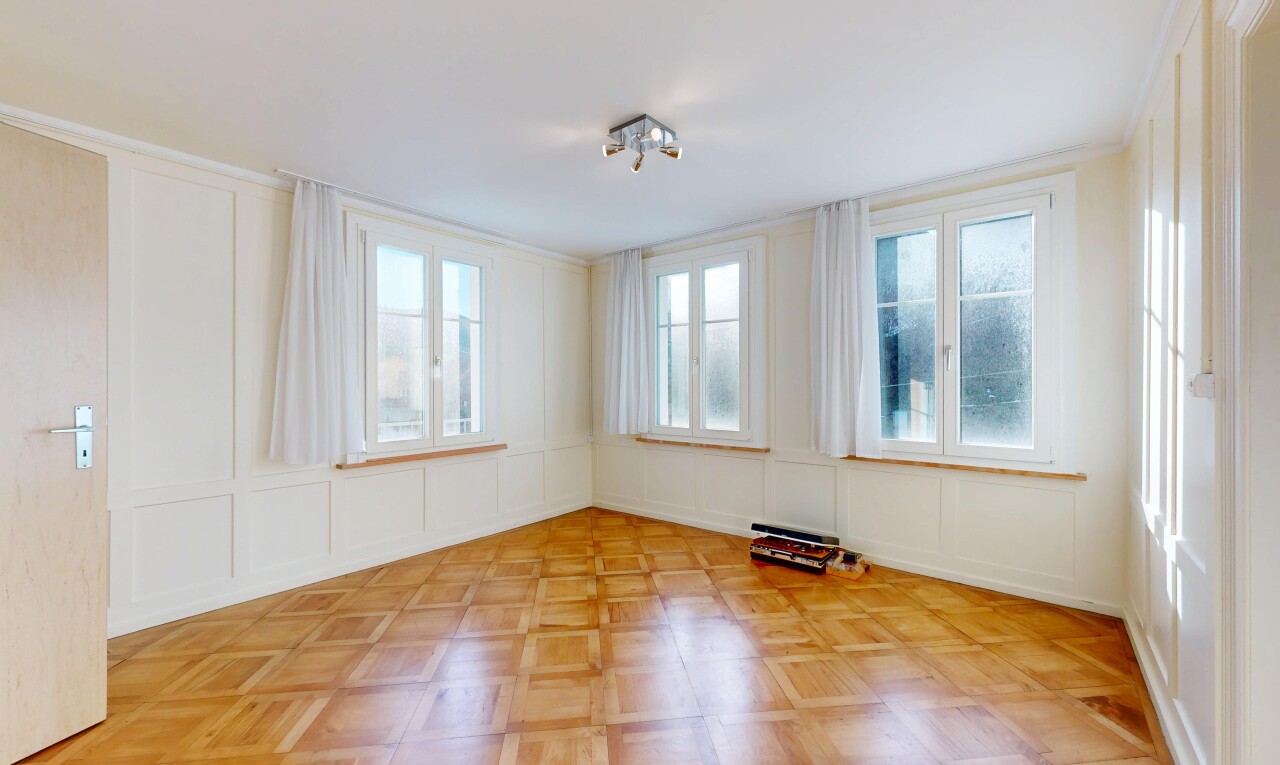 leerer raum mit wandvertäfelung, paneling wall, parquet floor, inside property, und holzfußboden