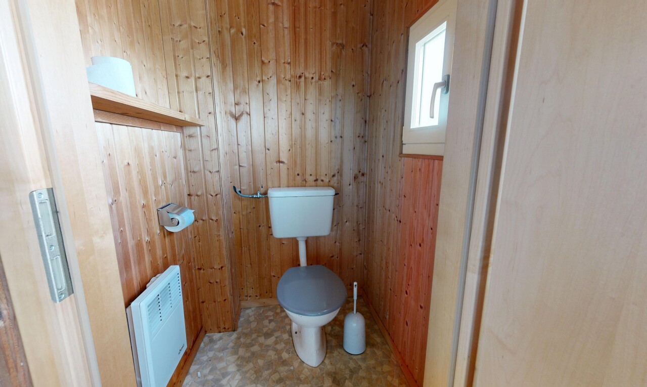 bad mit toilette, vinyl floor, vinylboden, wood wall, und holzwand