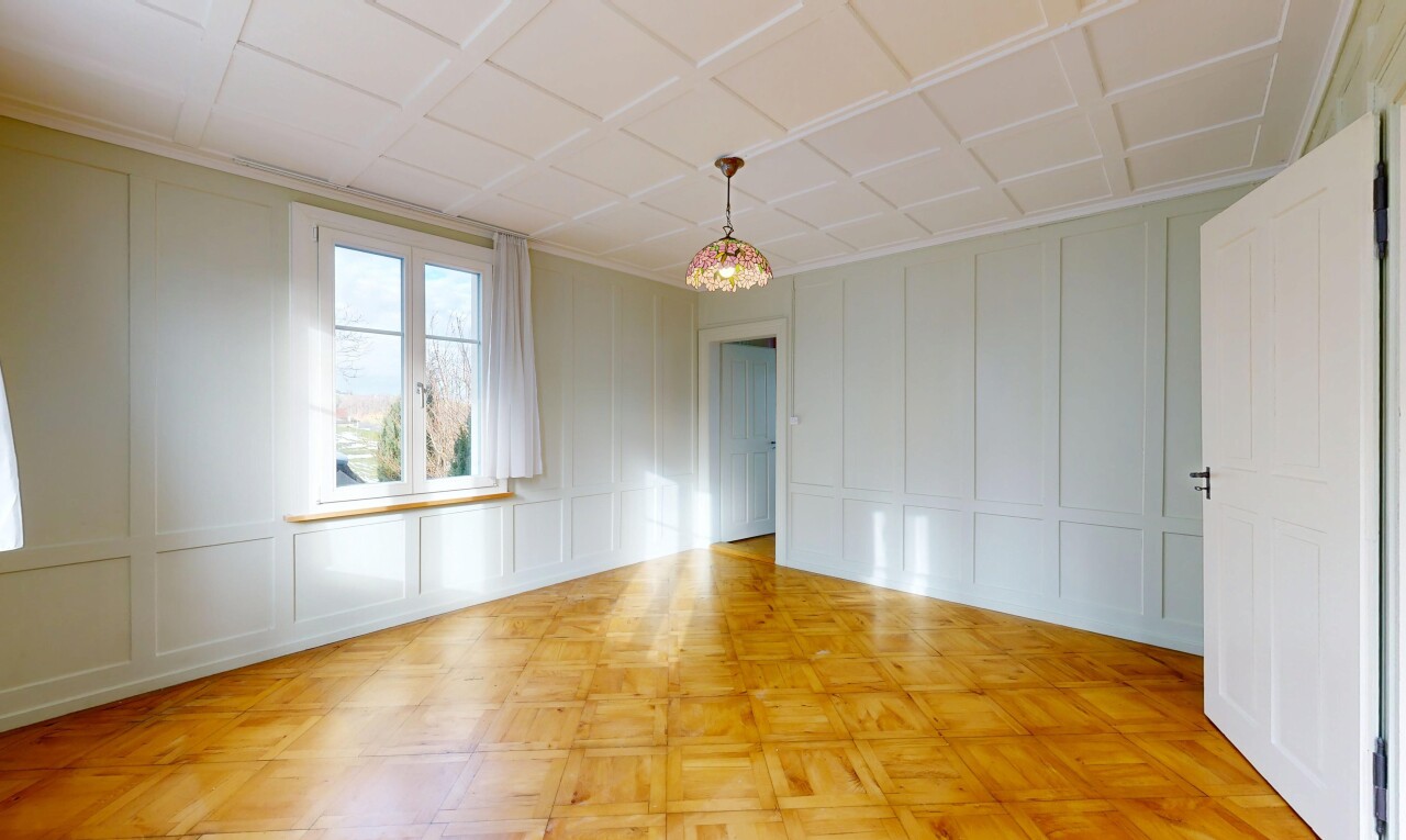 leerer raum mit wandvertäfelung, paneling wall, natürliches licht, natural light, und inside property