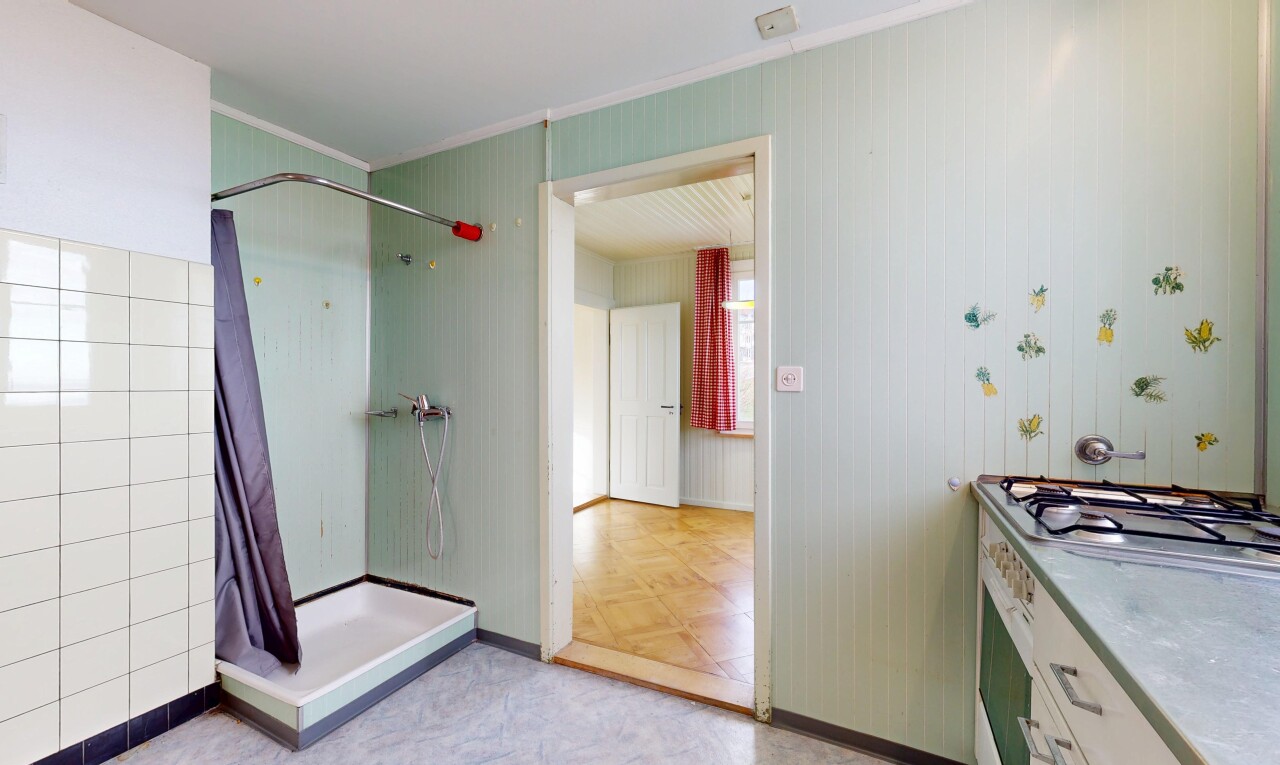 küche mit herd, inside property, sockelleisten, baseboards wall, und ofen