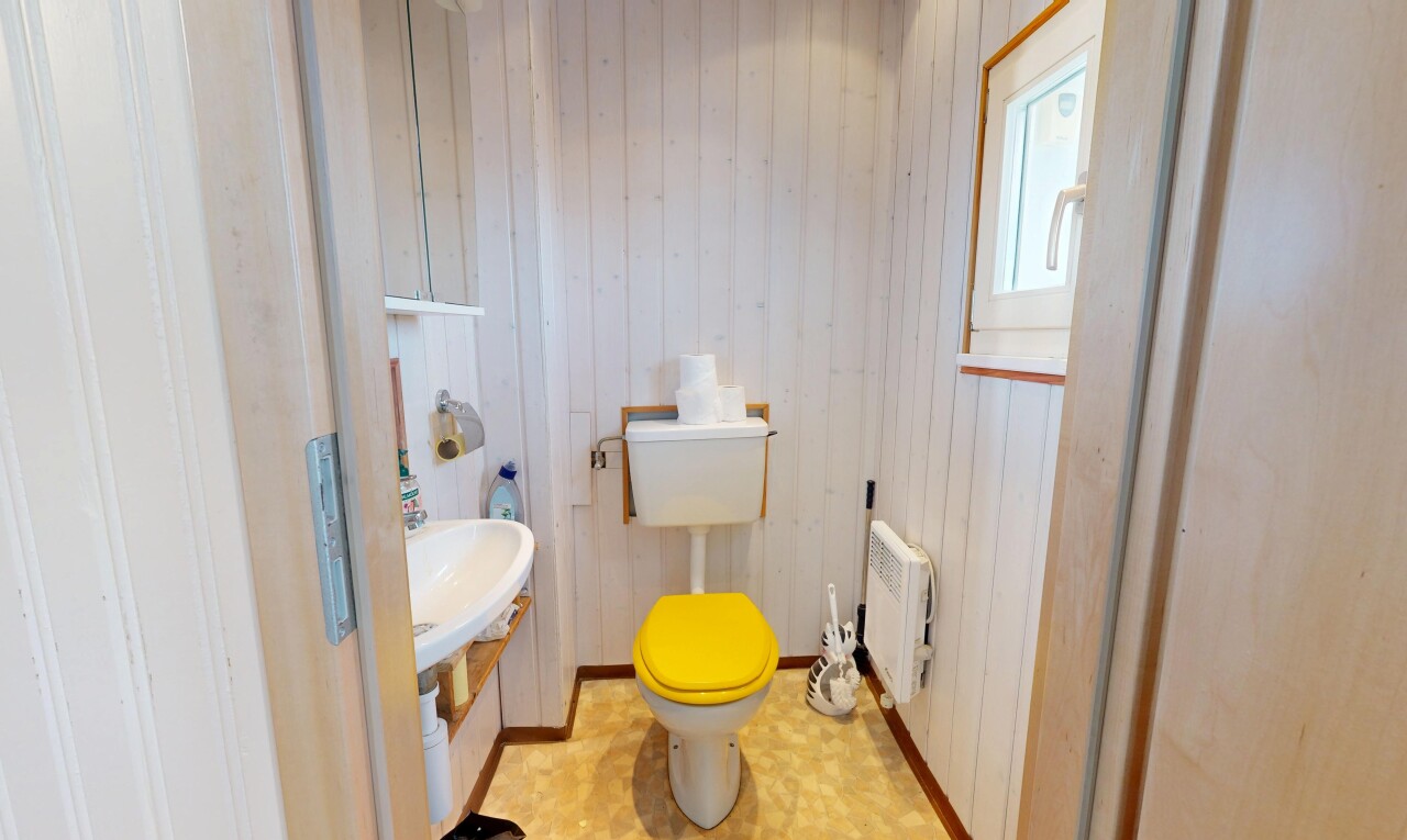 bad mit toilette, gäste-wc, wood wall, holzwand, und inside property