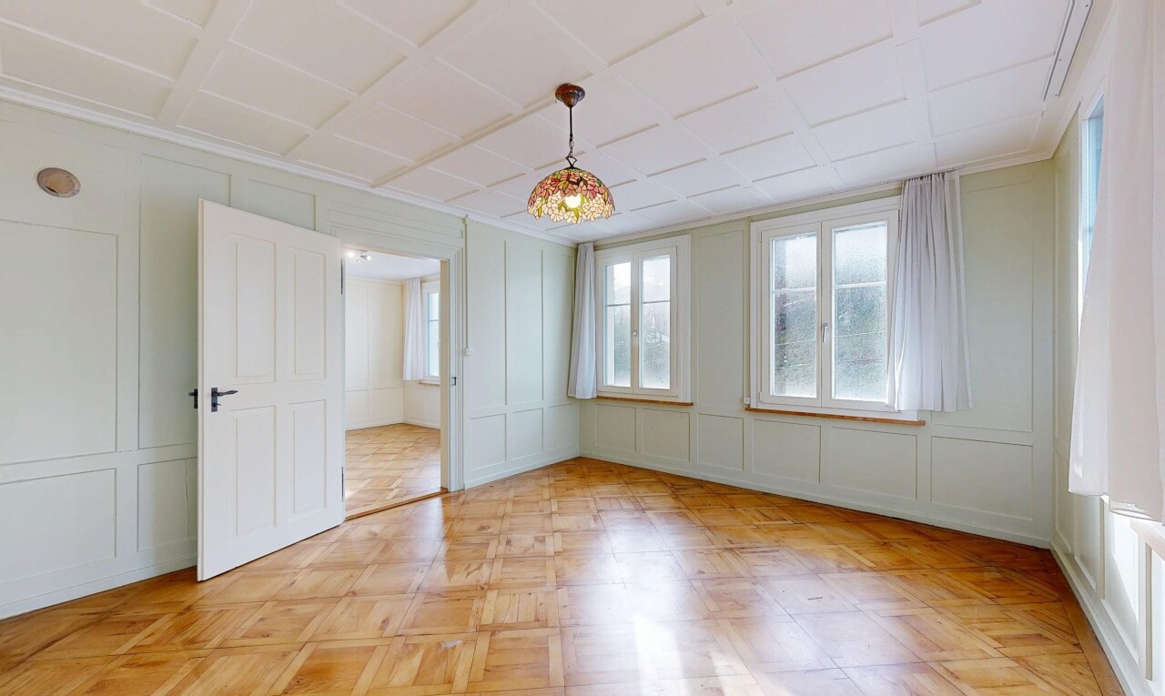 leerer raum mit paneling wall, wandvertäfelung, natural light, natürliches licht, und parquet floor