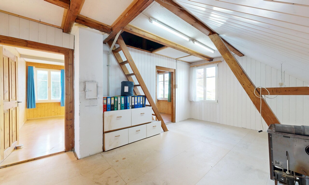 zimmer / schlafzimmer mit inside property, wood wall, holzwand, natural light, und natürliches licht