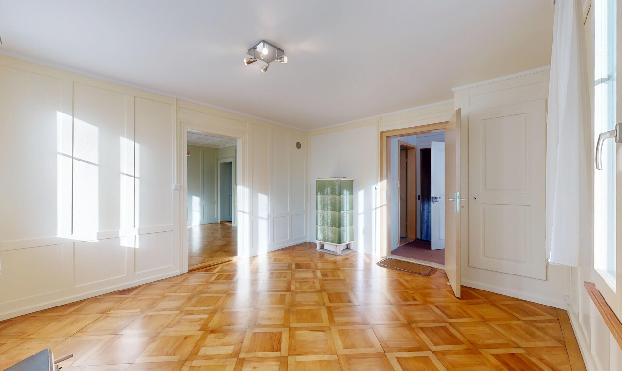 leerer raum mit wandvertäfelung, paneling wall, parquet floor, holzfußboden, und wood finish floor