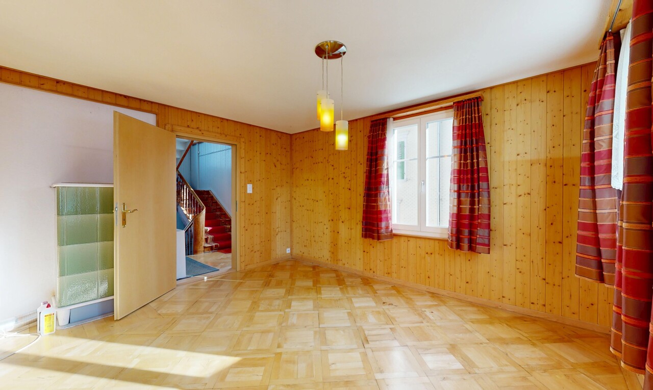 leerer raum mit treppen, natürliches licht, natural light, inside property, und holzwand