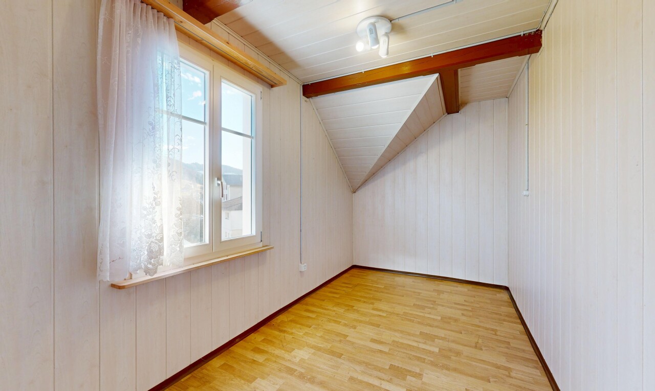 leerer raum mit wood finish floor, holzfußboden, natural light, natürliches licht, und inside property
