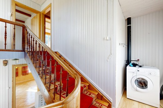 buanderie avec lave-linge et sèche-linge, sol en finition bois, wood finish floor, inside property, et buanderie