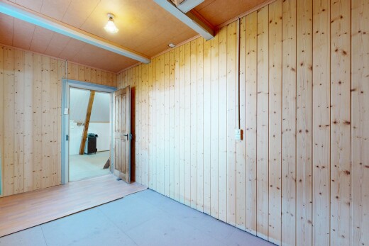 chambre avec beamed ceiling, plafond à poutres, et inside property