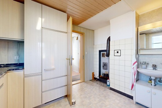 küche mit tile wall, fliesenwand, inside property, light floor, und wood ceiling