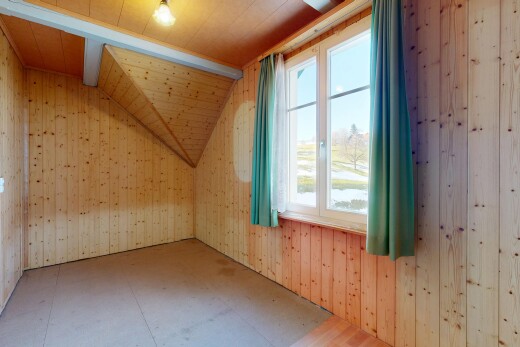 pièce vide avec mur en bois, wood wall, lumière naturelle, natural light, et plafond bas
