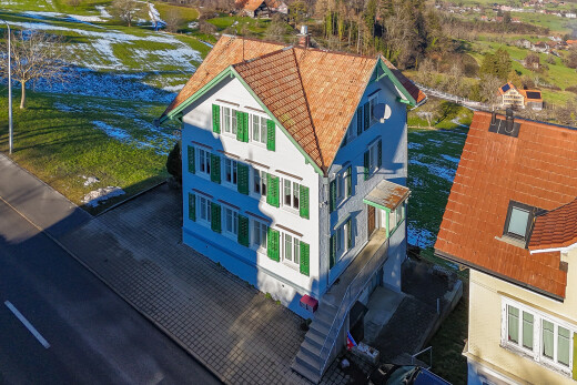 außenansicht mit property visible und stuckverkleidung