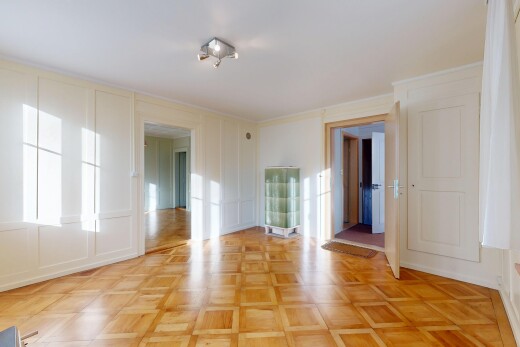 pièce vide avec mur panneauté, paneling wall, parquet floor, sol en finition bois, et wood finish floor