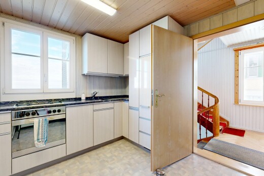 cuisine avec natural light, lumière naturelle, four, dark countertops, et vinyl floor