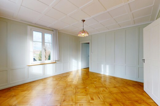 leerer raum mit wandvertäfelung, paneling wall, natürliches licht, natural light, und inside property