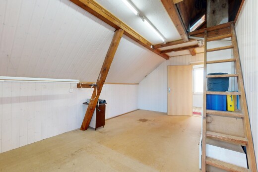 espace intérieur avec wood wall, mur en bois, vaulted ceiling, plafond voûté, et inside property