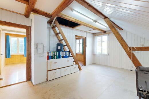 chambre avec inside property, wood wall, mur en bois, natural light, et lumière naturelle