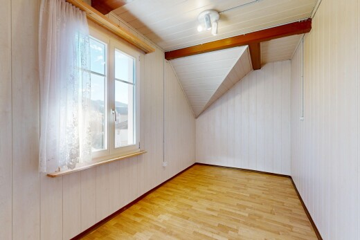 pièce vide avec wood finish floor, sol en finition bois, natural light, lumière naturelle, et inside property