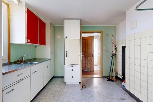 cuisine avec vinyl floor, sol en vinyle, inside property, vinyl tile, et light floor