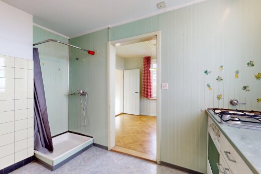 küche mit herd, inside property, sockelleisten, baseboards wall, und ofen