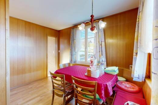 salle à manger avec wood finish floor, sol en finition bois, inside property, wood wall, et mur en bois