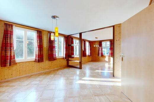 pièce vide avec sol en vinyle, vinyl floor, inside property, vinyl tile, et mur en bois