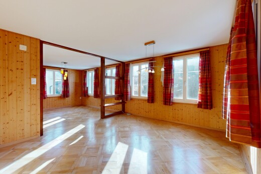 leerer raum mit inside property, holzwand, wood wall, natürliches licht, und natural light