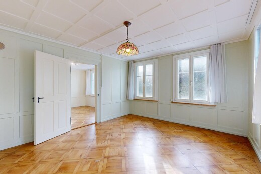 leerer raum mit paneling wall, wandvertäfelung, natural light, natürliches licht, und parquet floor