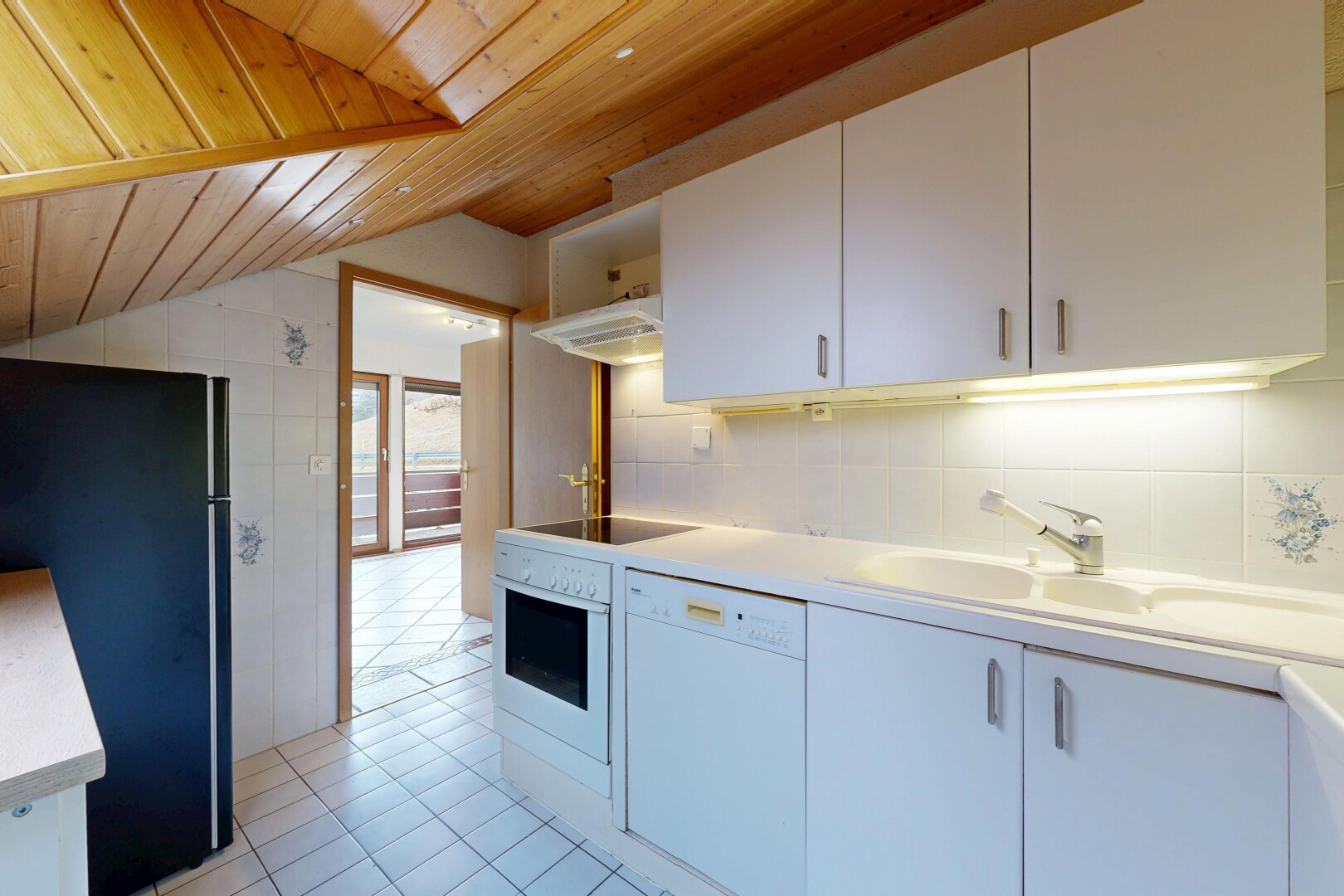 cuisine avec réfrigérateur, plans de travail, plafond en bois, wood ceiling, et lave-vaisselle
