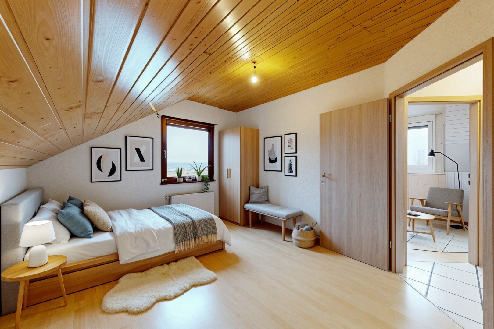 pièce vide avec plafond en bois, wood ceiling, sol en finition bois, wood finish floor, et inside property