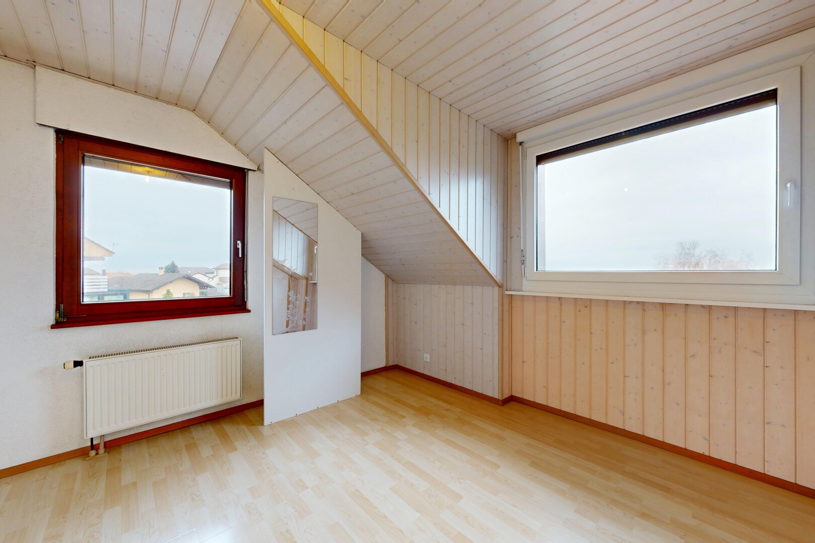 pièce vide avec radiateur, inside property, sol en finition bois, wood finish floor, et lumière naturelle
