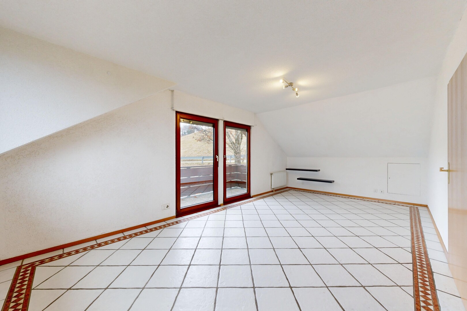 pièce vide avec plafond voûté, vaulted ceiling, pièce supplémentaire, inside property, et cloison sèche