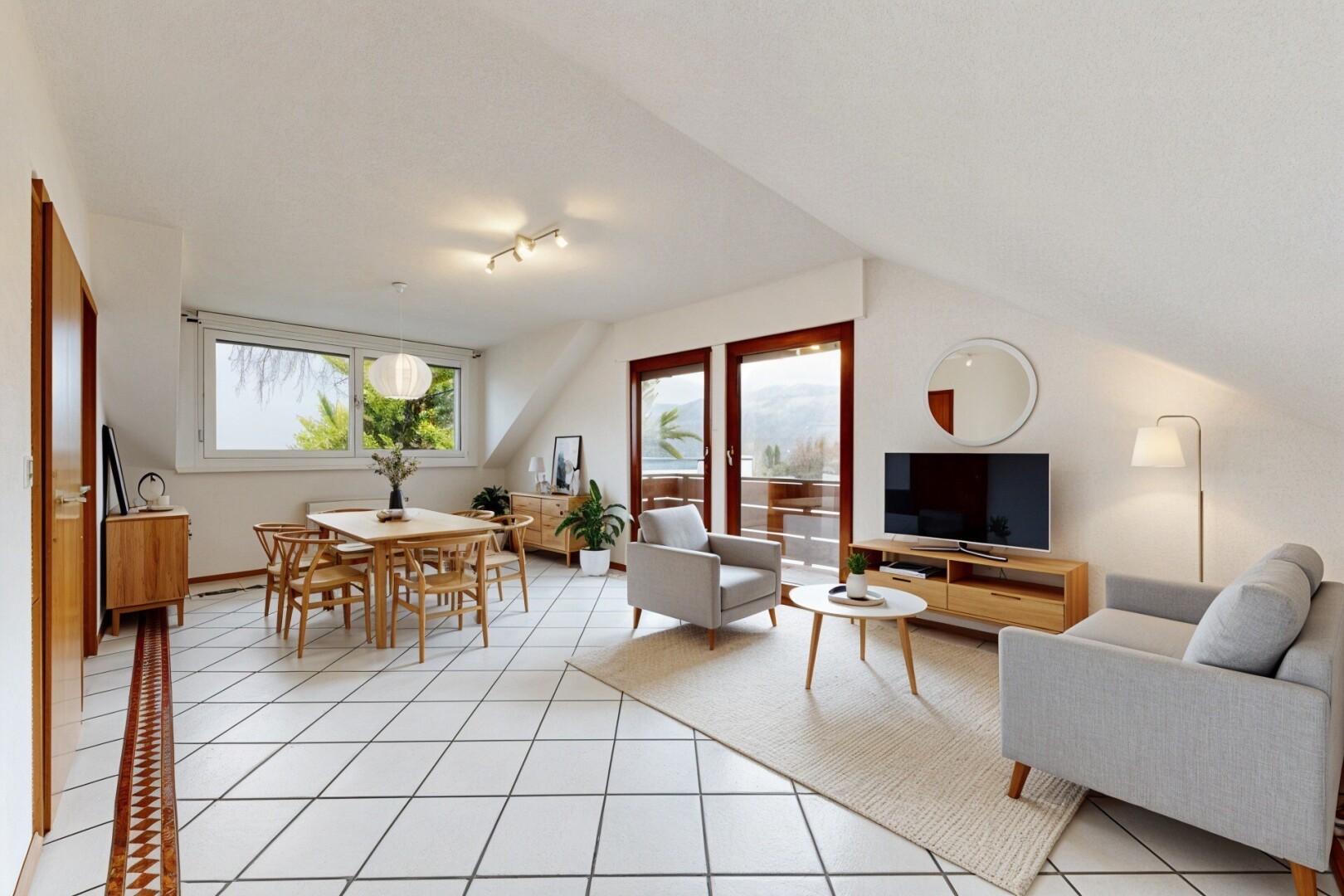 pièce vide avec radiateur, plafond voûté, vaulted ceiling, plafond bas, et low ceiling