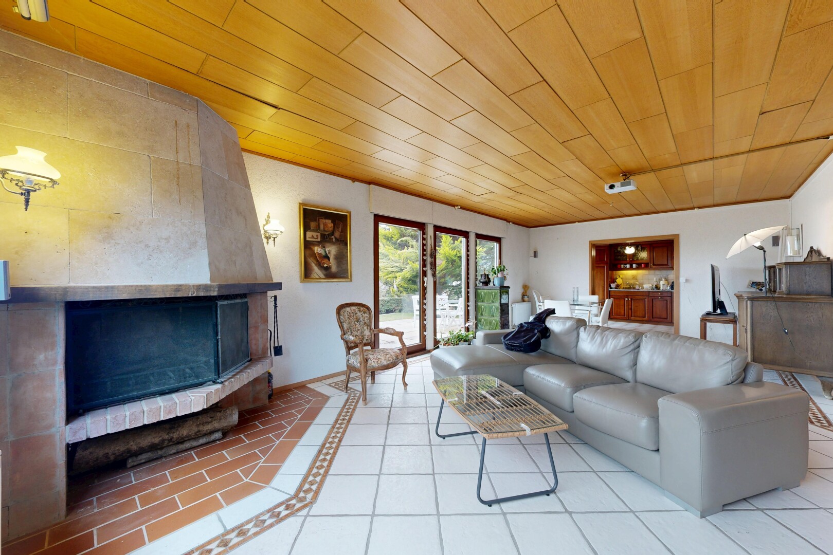 salon avec cheminée, plafond en bois, wood ceiling, lumière naturelle, et natural light