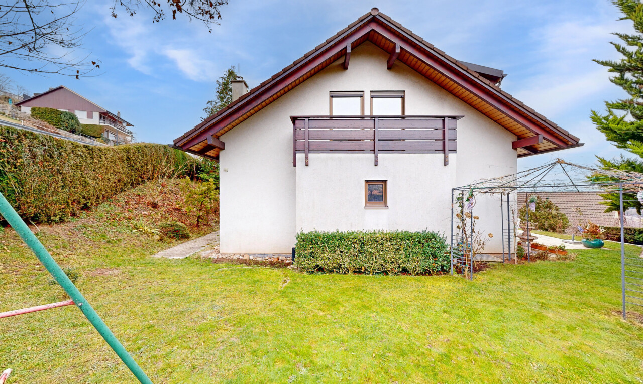 façade avec bardage en stuc, pelouse, from property, et day time