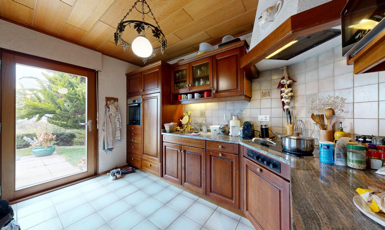 cuisine avec armoires élevées, lumière naturelle, natural light, hotte, et plafond en bois