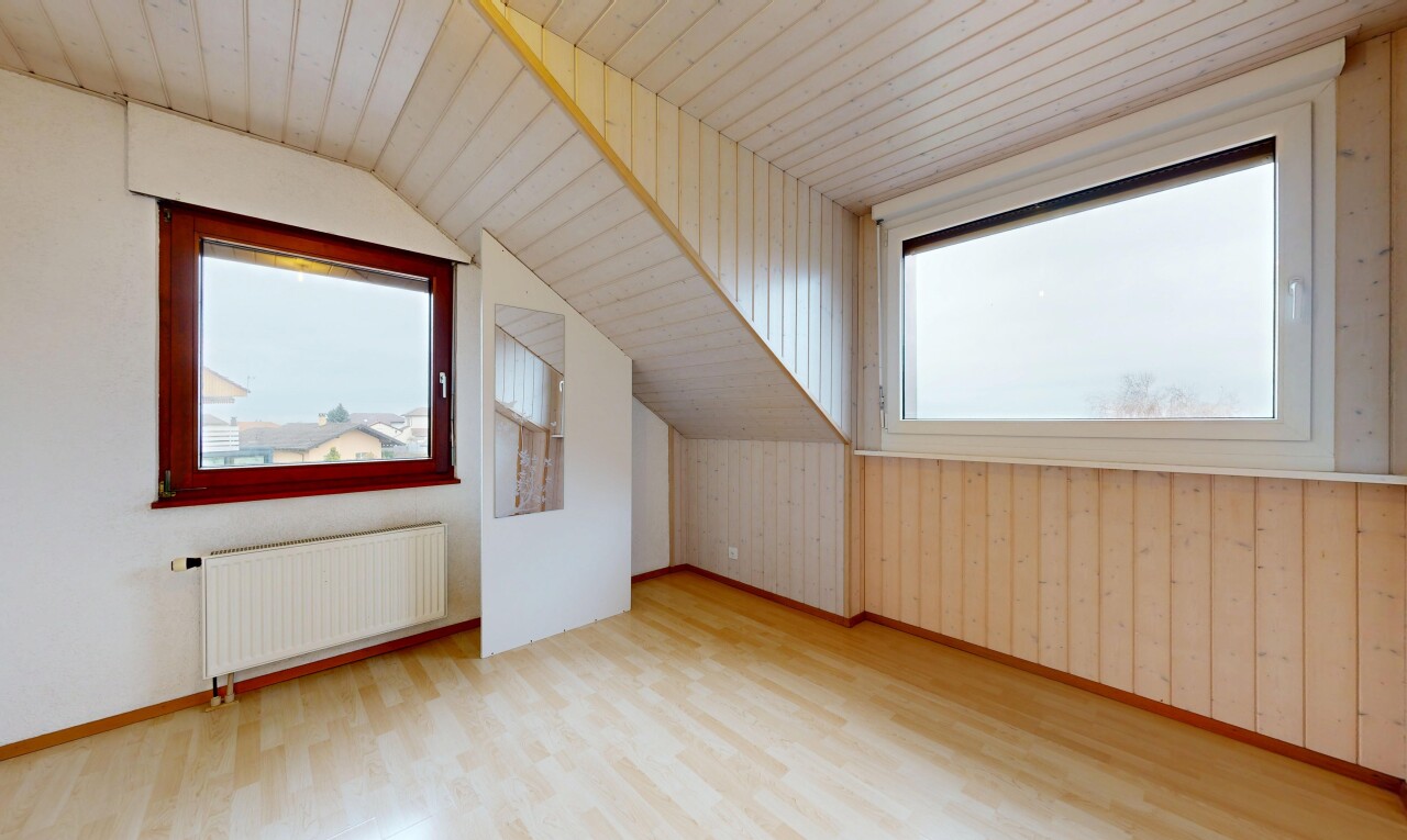 pièce vide avec radiateur, inside property, sol en finition bois, wood finish floor, et lumière naturelle
