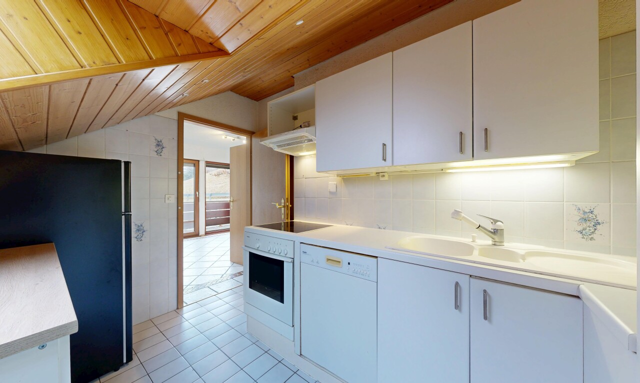 cuisine avec réfrigérateur, plans de travail, plafond en bois, wood ceiling, et lave-vaisselle