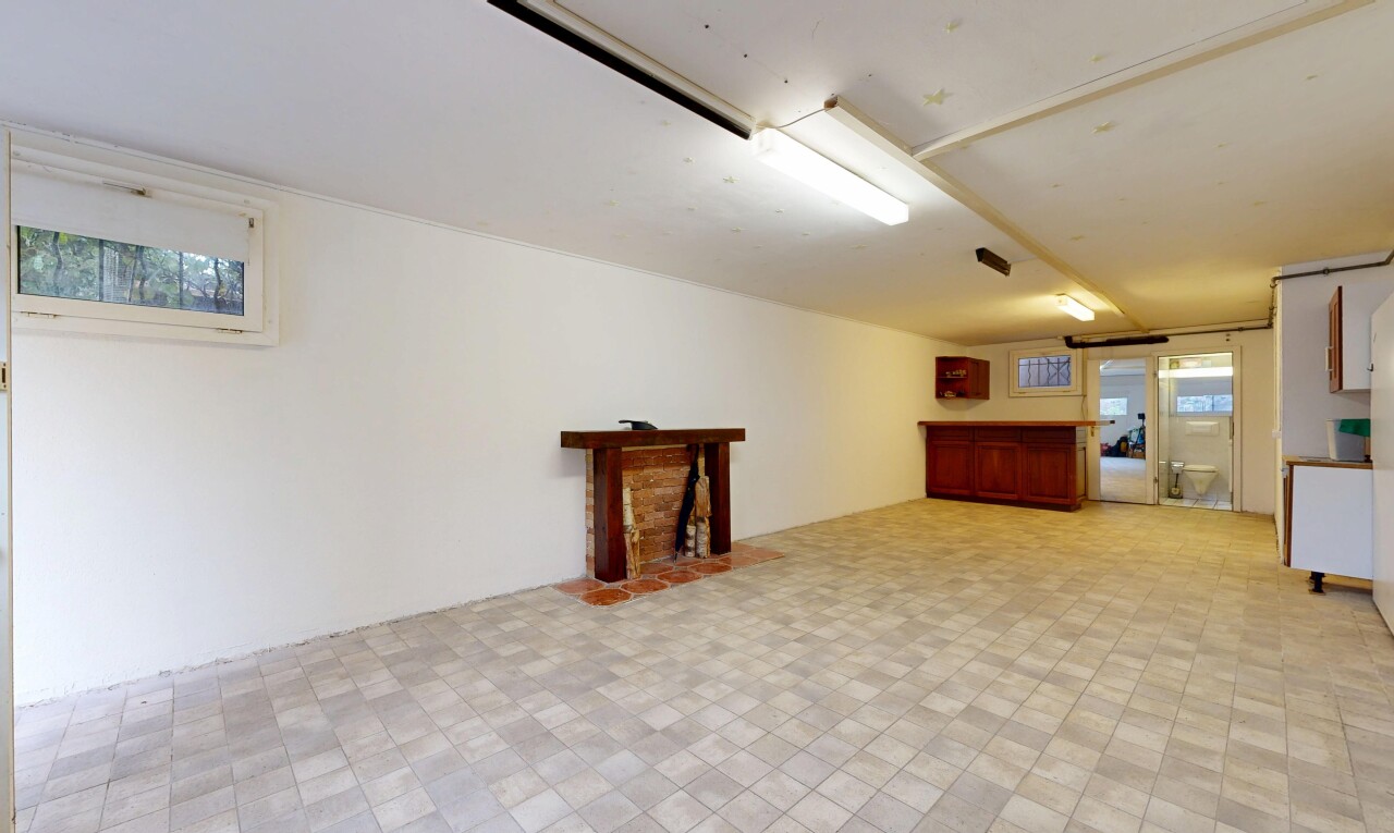 salon avec sous-sol, lumière naturelle, natural light, inside property, et cloison sèche
